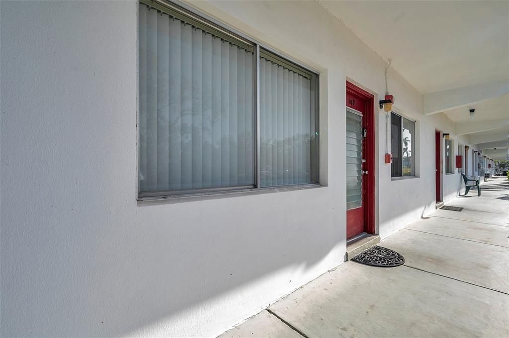 Active With Contract: $100,000 (2 beds, 1 baths, 836 Square Feet)