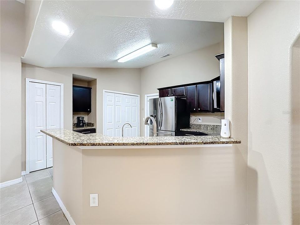 Kitchen w/Breakfast Bar