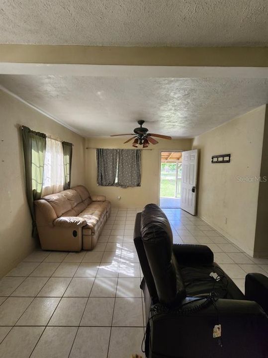 For Rent: $1,250 (2 beds, 1 baths, 800 Square Feet)