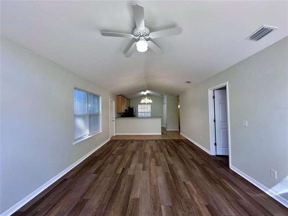 For Sale: $239,500 (3 beds, 2 baths, 1215 Square Feet)