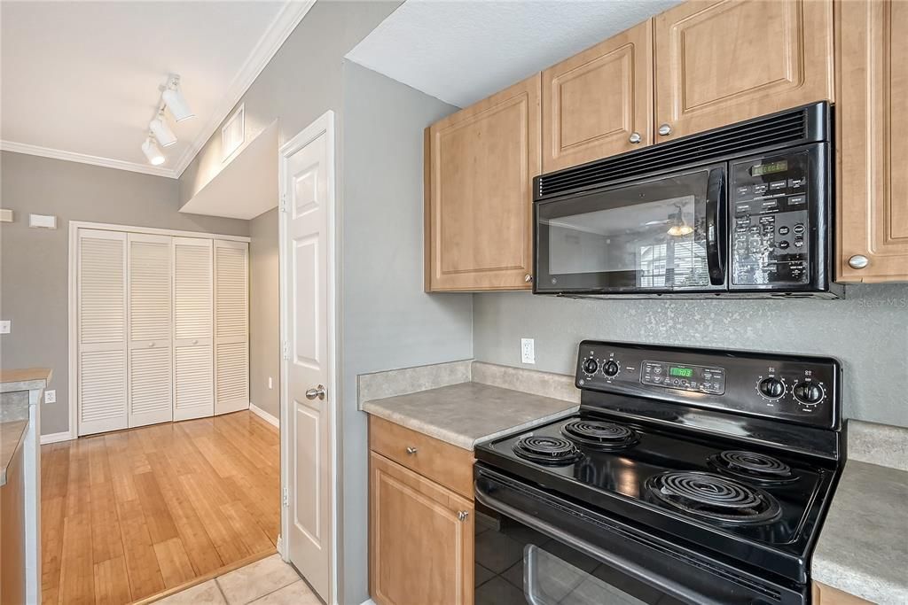 For Sale: $195,000 (1 beds, 1 baths, 848 Square Feet)