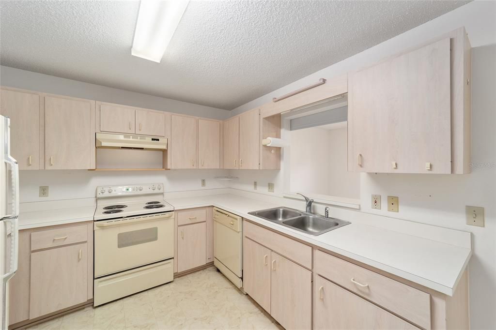 For Sale: $135,000 (2 beds, 2 baths, 1215 Square Feet)