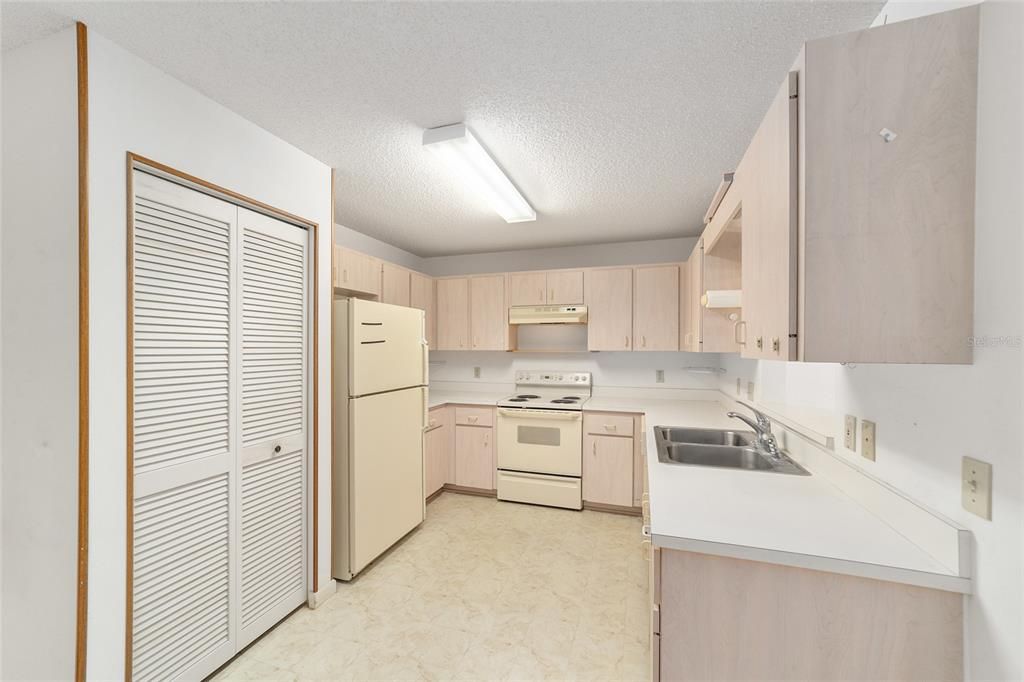 For Sale: $135,000 (2 beds, 2 baths, 1215 Square Feet)