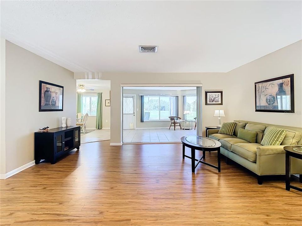 For Sale: $349,900 (2 beds, 2 baths, 1556 Square Feet)