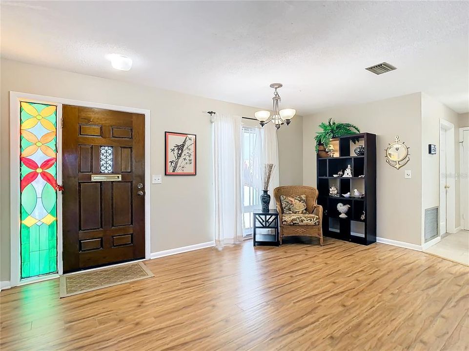 For Sale: $349,900 (2 beds, 2 baths, 1556 Square Feet)