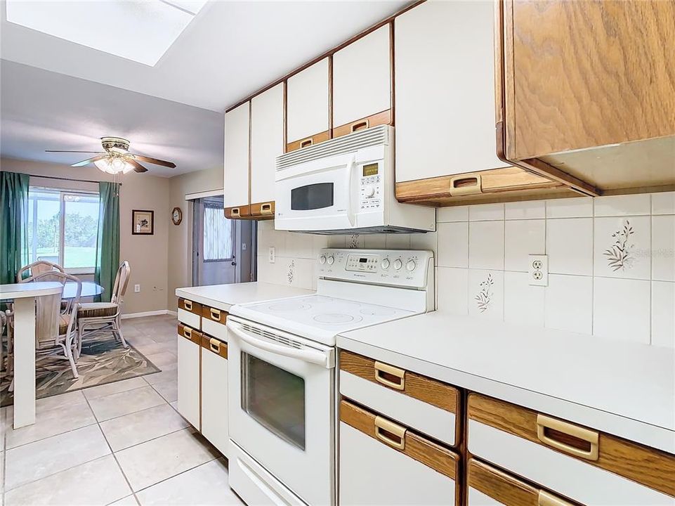 For Sale: $349,900 (2 beds, 2 baths, 1556 Square Feet)