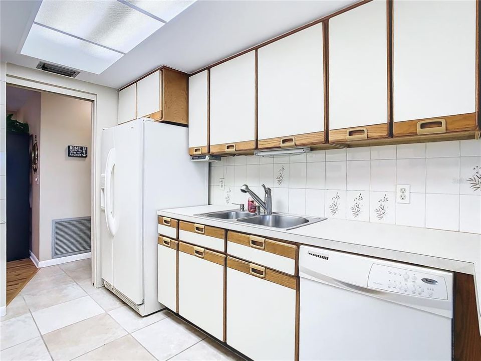 For Sale: $349,900 (2 beds, 2 baths, 1556 Square Feet)