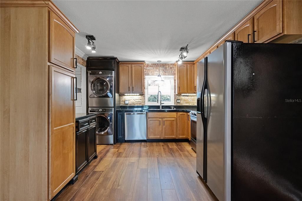 For Sale: $330,000 (2 beds, 2 baths, 1024 Square Feet)