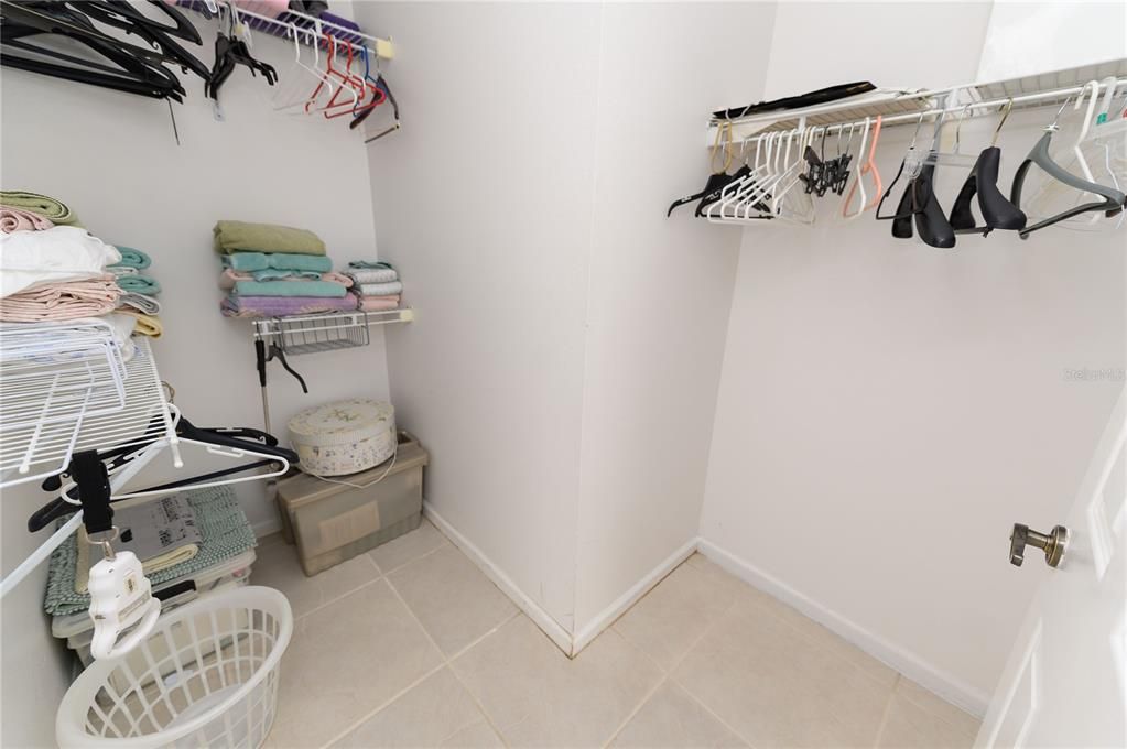 En suite walk-in closet