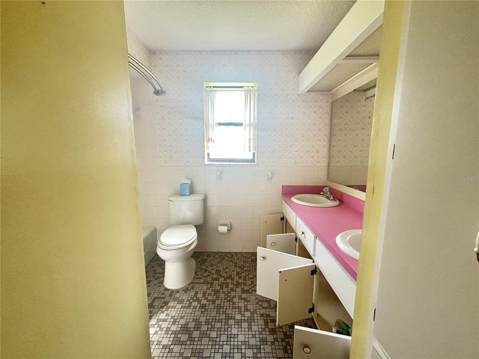 Vintage Large full bathroom with tub