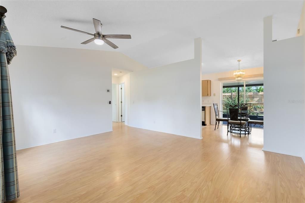 For Sale: $349,900 (3 beds, 2 baths, 1126 Square Feet)