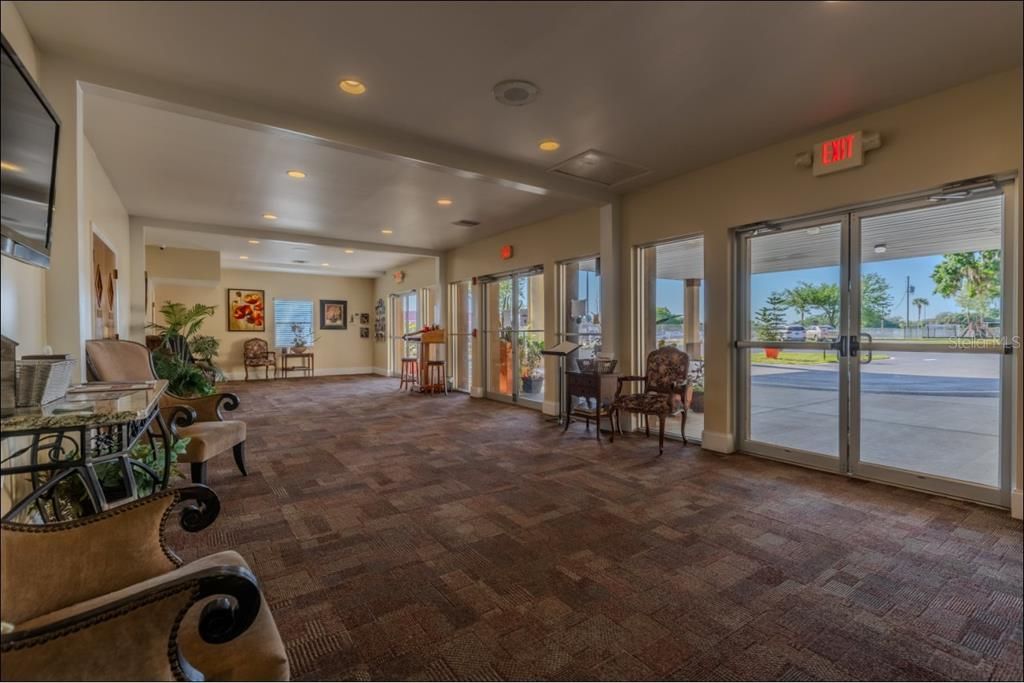 Large entrance foyer - 44x16