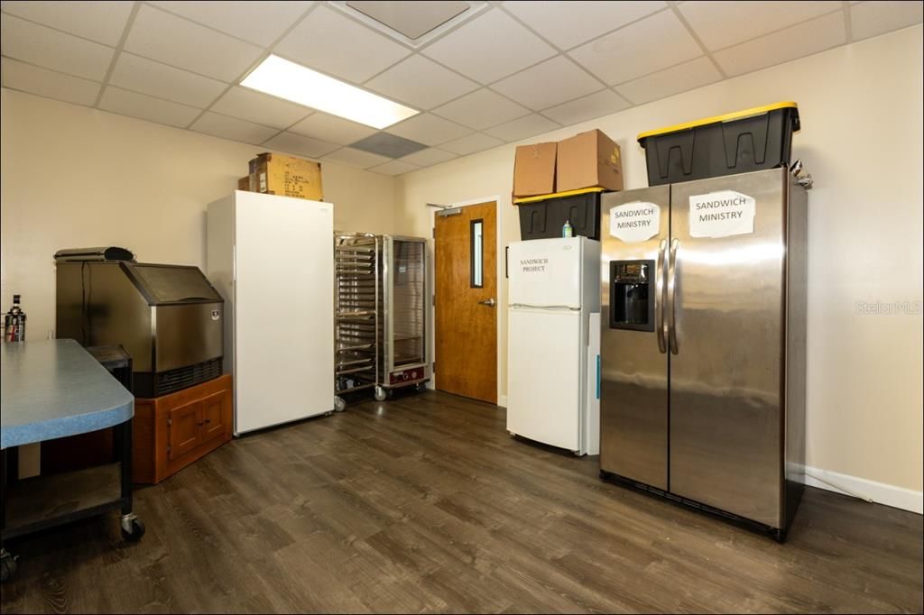 Side kitchen with fridges & ice-maker