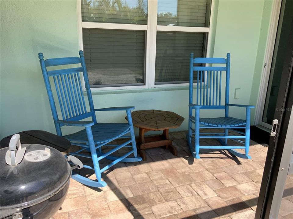 Screen-in Patio w/Pavers