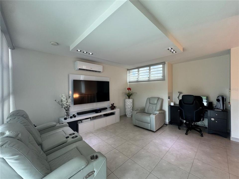 For Sale: $350,000 (3 beds, 2 baths, 1245 Square Feet)