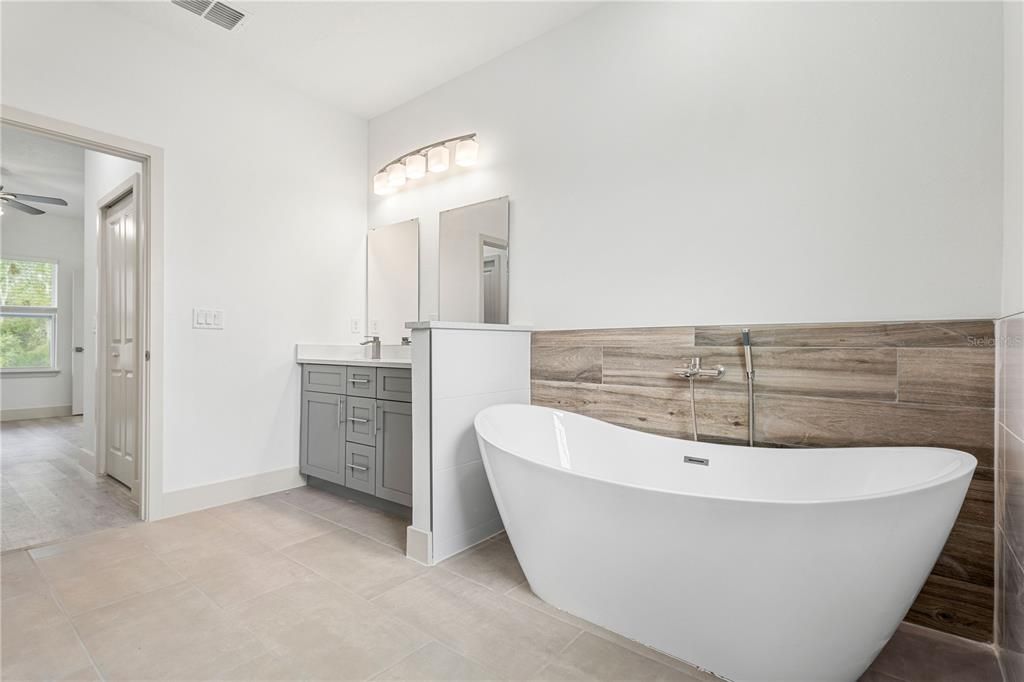 Active With Contract: $284,000 (4 beds, 2 baths, 1679 Square Feet)