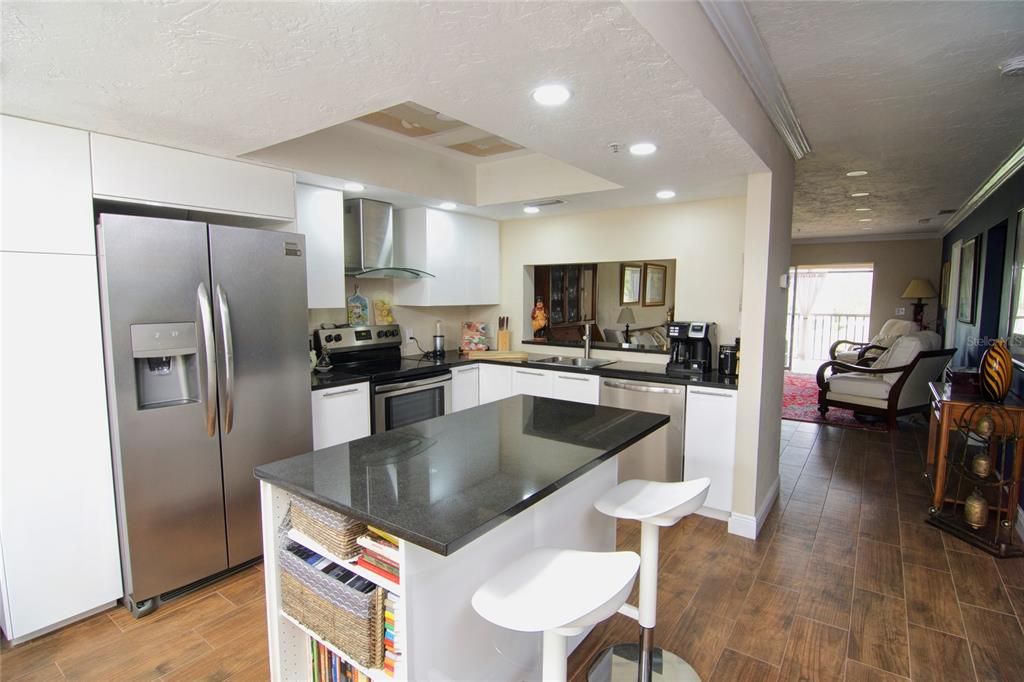 For Rent: $5,518 (2 beds, 2 baths, 1042 Square Feet)