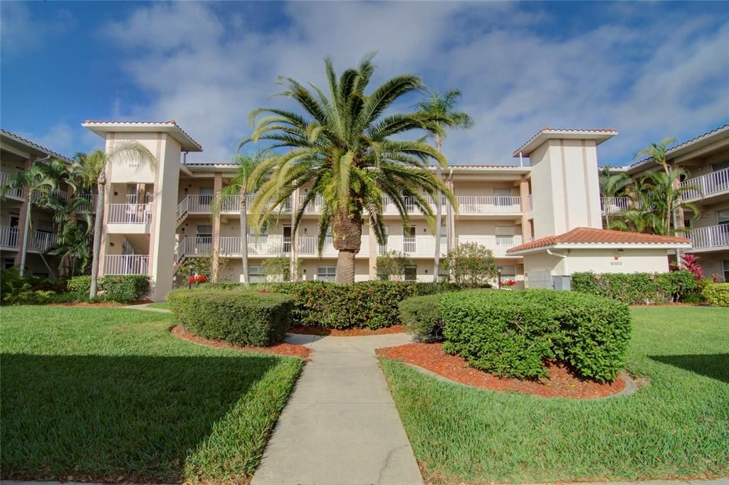 For Rent: $5,518 (2 beds, 2 baths, 1042 Square Feet)