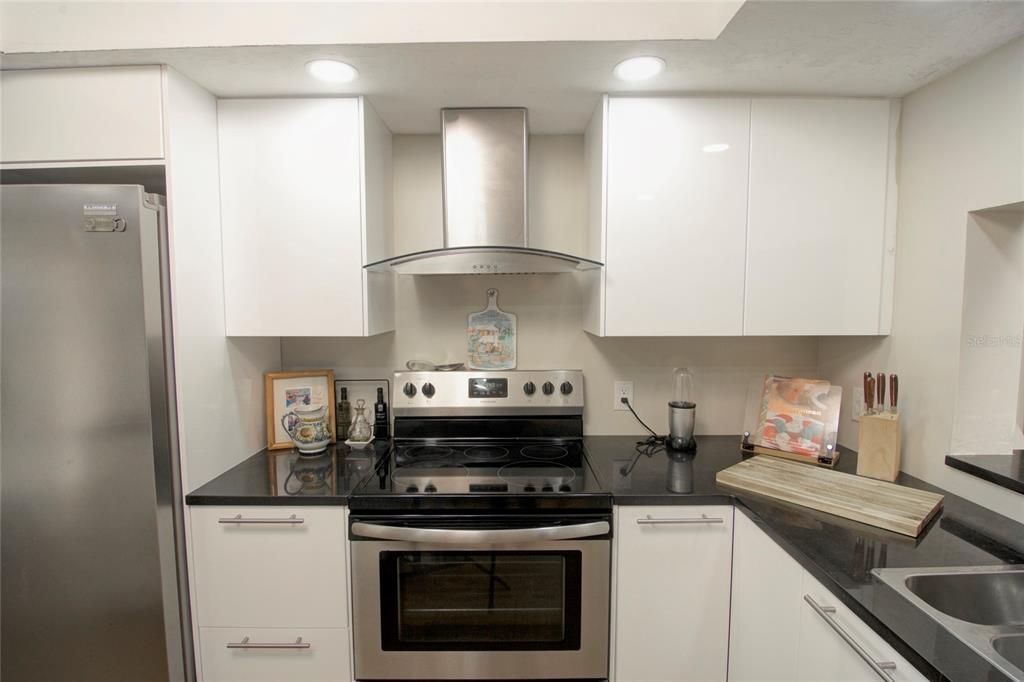 For Rent: $5,518 (2 beds, 2 baths, 1042 Square Feet)