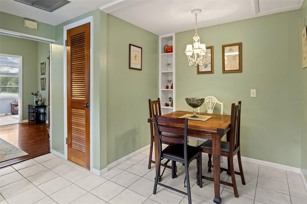 For Sale: $369,900 (2 beds, 2 baths, 984 Square Feet)