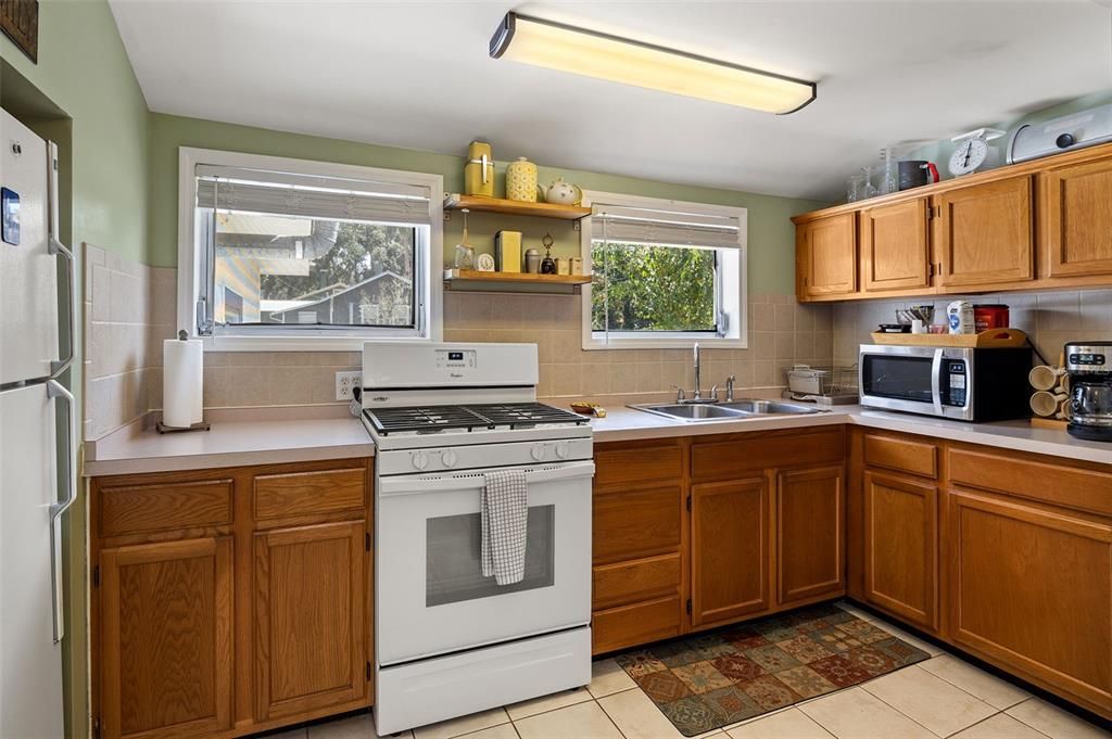 For Sale: $369,900 (2 beds, 2 baths, 984 Square Feet)