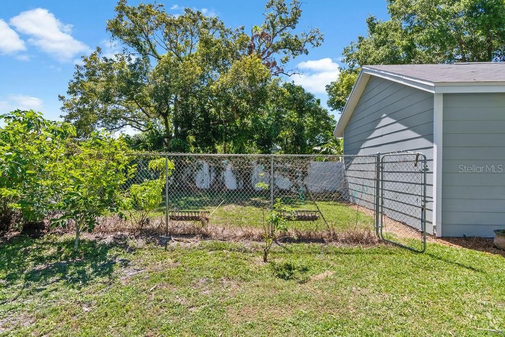 For Sale: $339,000 (3 beds, 2 baths, 935 Square Feet)