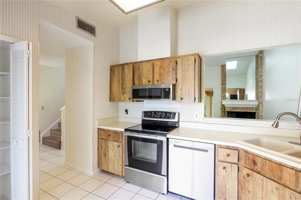 Kitchen with Breakfast bar