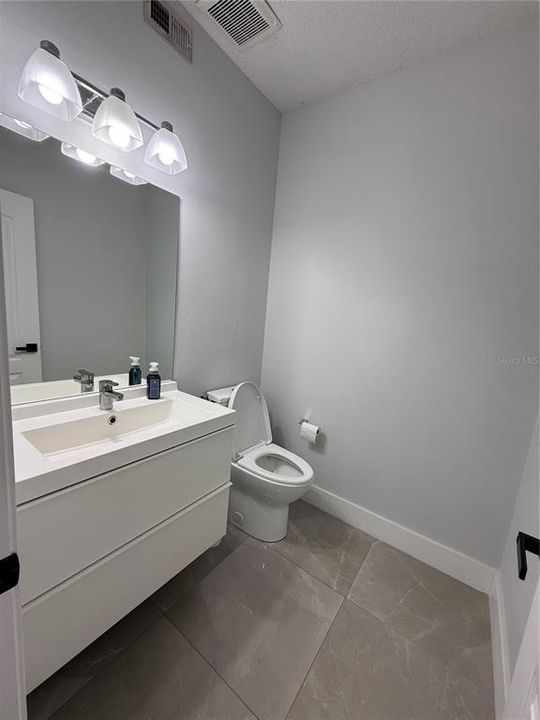 Main level 1/2 bath