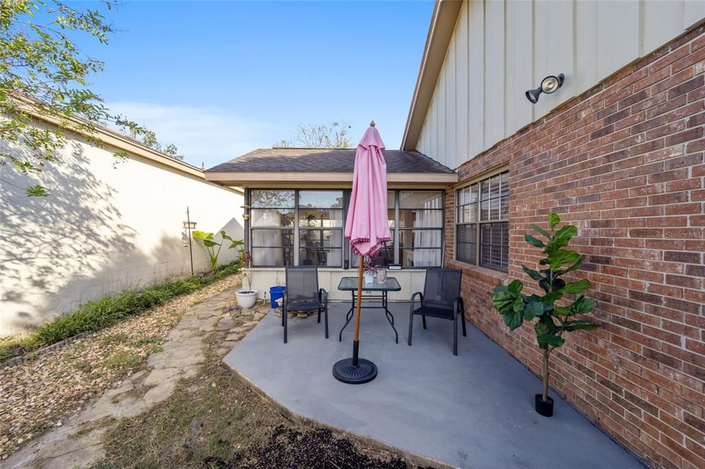 For Sale: $299,900 (2 beds, 2 baths, 1800 Square Feet)