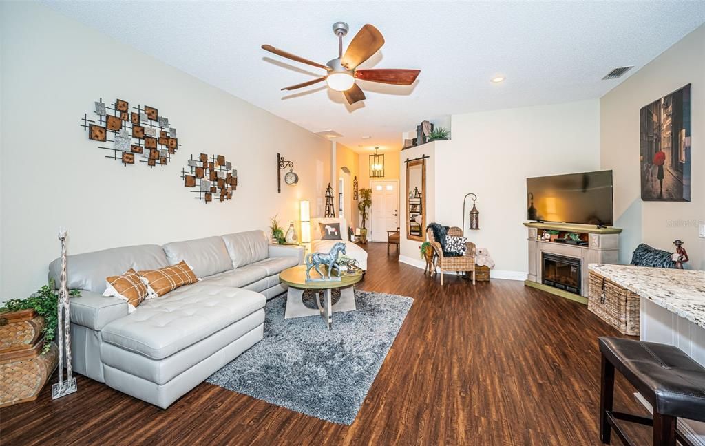 Active With Contract: $347,500 (2 beds, 2 baths, 1373 Square Feet)