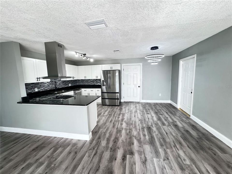 For Sale: $249,700 (2 beds, 2 baths, 984 Square Feet)