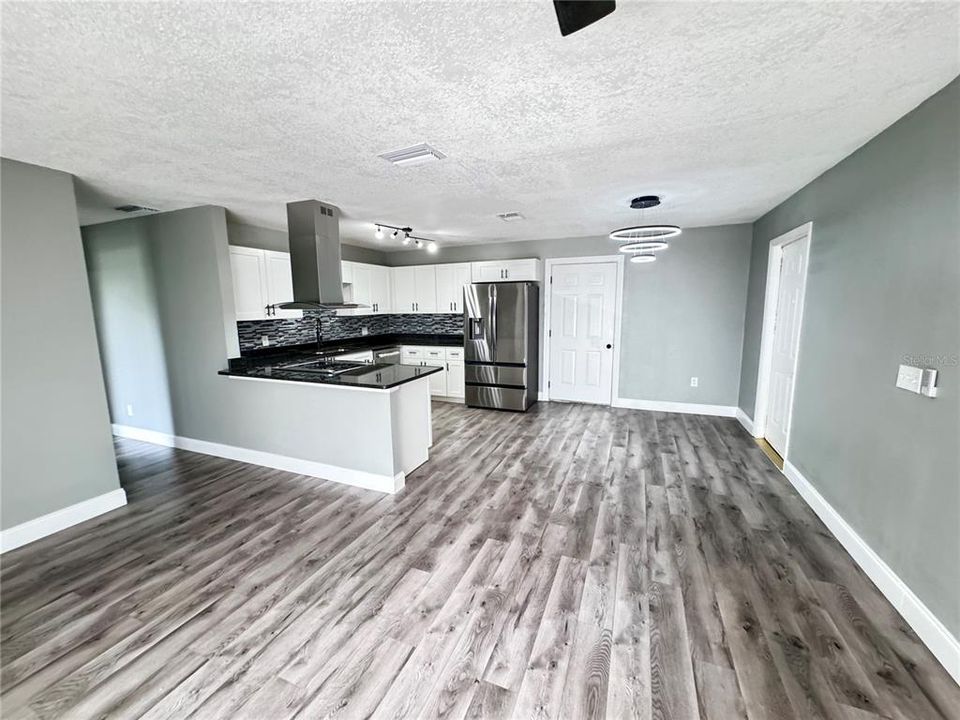 For Sale: $249,700 (2 beds, 2 baths, 984 Square Feet)