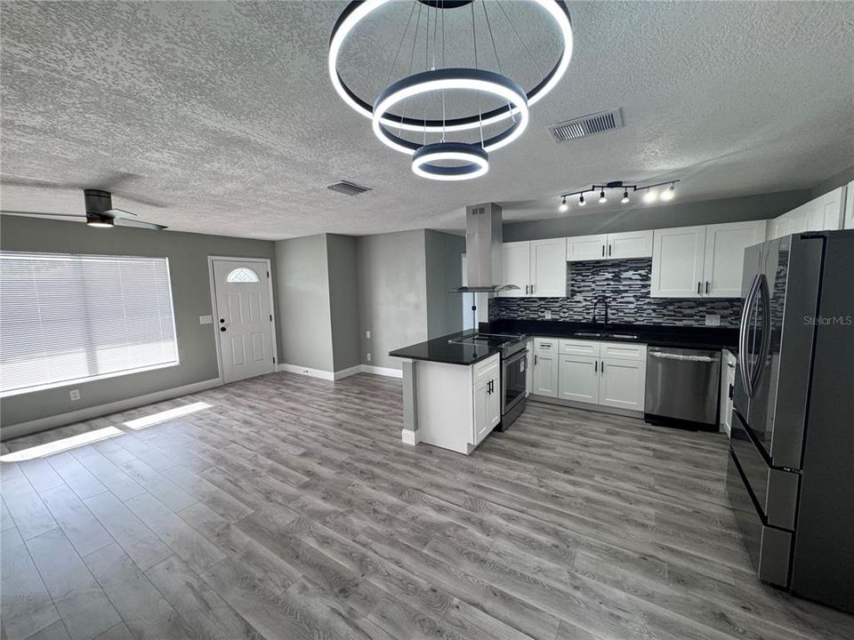 For Sale: $249,700 (2 beds, 2 baths, 984 Square Feet)