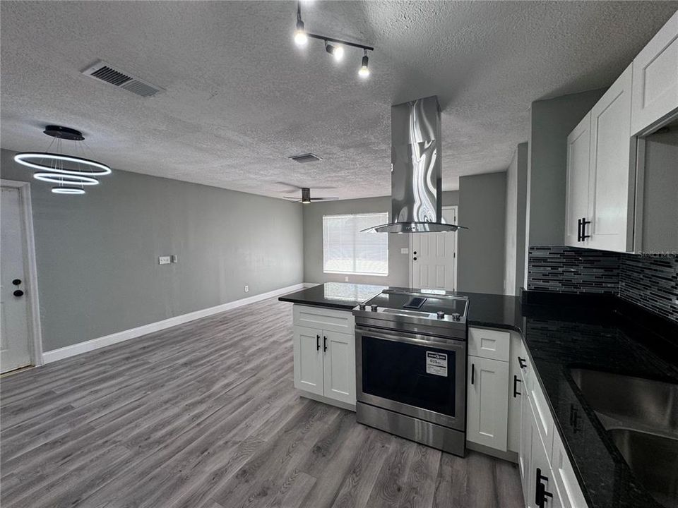 For Sale: $249,700 (2 beds, 2 baths, 984 Square Feet)