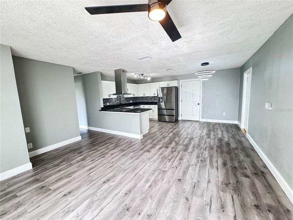 For Sale: $249,700 (2 beds, 2 baths, 984 Square Feet)