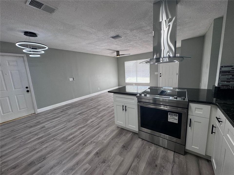 For Sale: $249,700 (2 beds, 2 baths, 984 Square Feet)