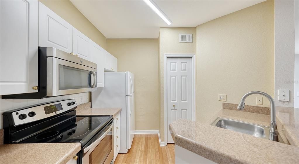 For Sale: $250,000 (1 beds, 1 baths, 843 Square Feet)