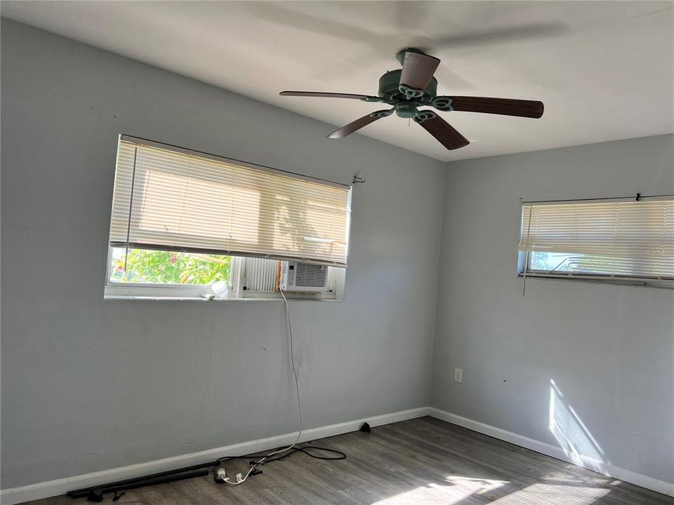 For Sale: $215,000 (3 beds, 1 baths, 864 Square Feet)