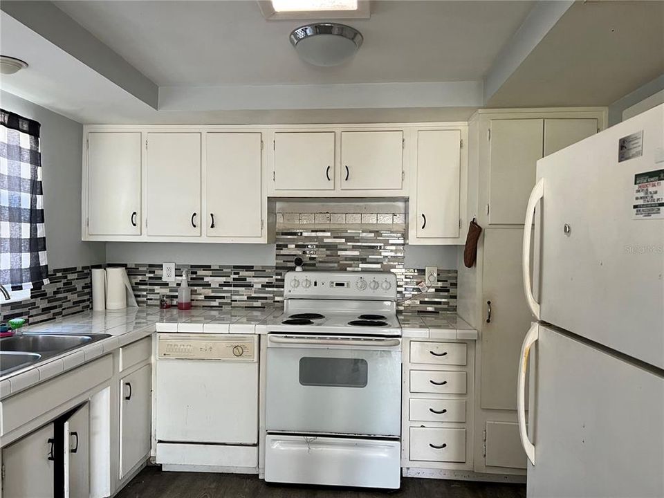 For Sale: $215,000 (3 beds, 1 baths, 864 Square Feet)