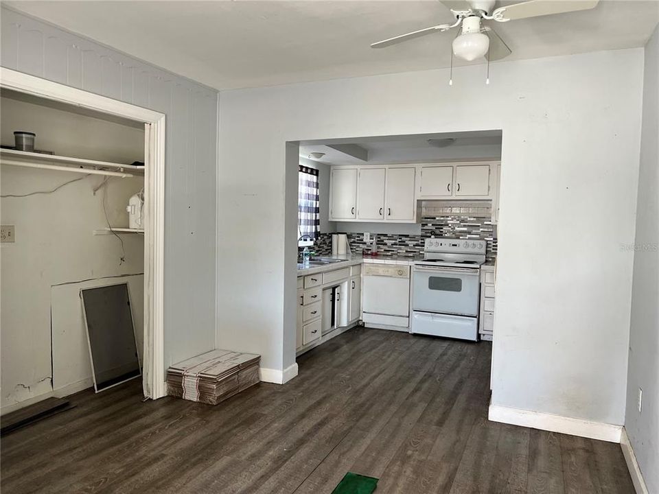 For Sale: $215,000 (3 beds, 1 baths, 864 Square Feet)