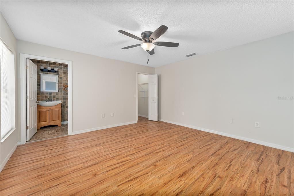 For Sale: $307,900 (3 beds, 2 baths, 1644 Square Feet)