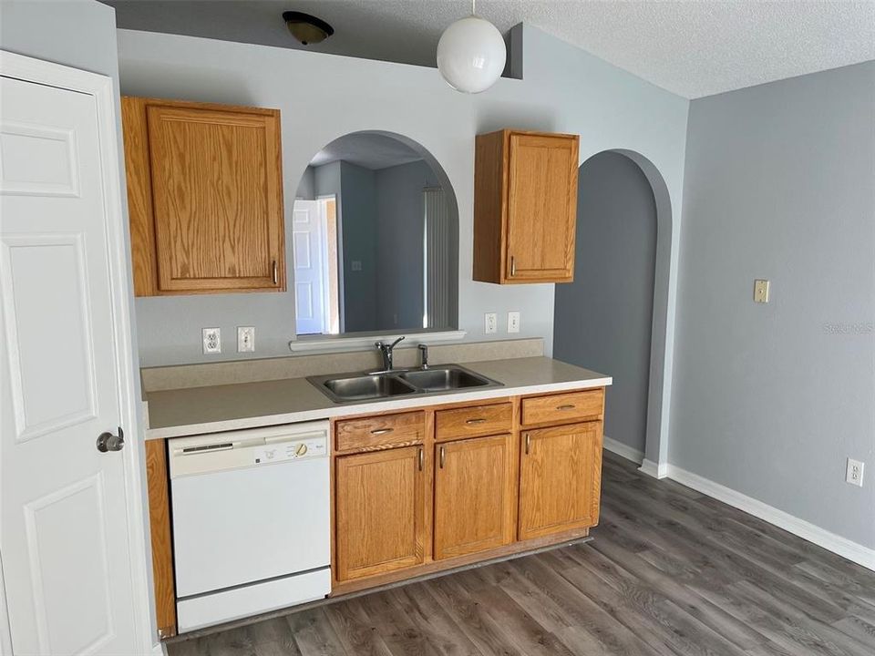 For Rent: $1,895 (3 beds, 2 baths, 1303 Square Feet)