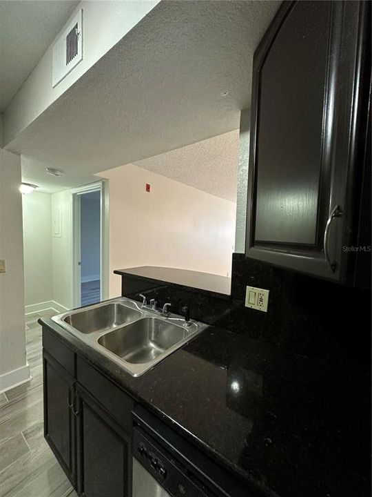 For Sale: $162,500 (1 beds, 1 baths, 627 Square Feet)