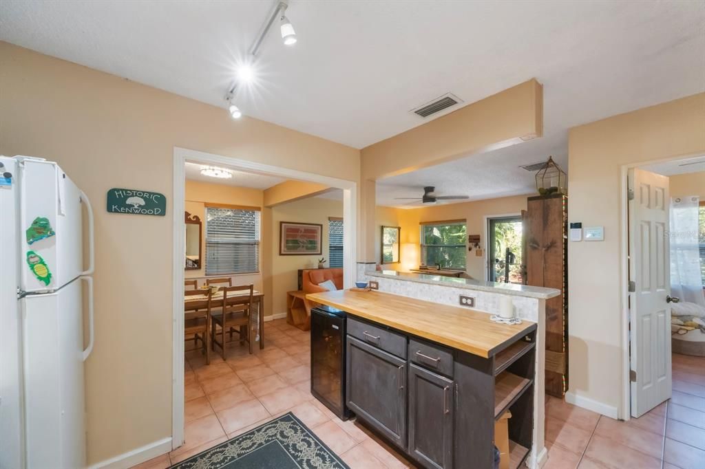 For Sale: $425,000 (2 beds, 2 baths, 949 Square Feet)