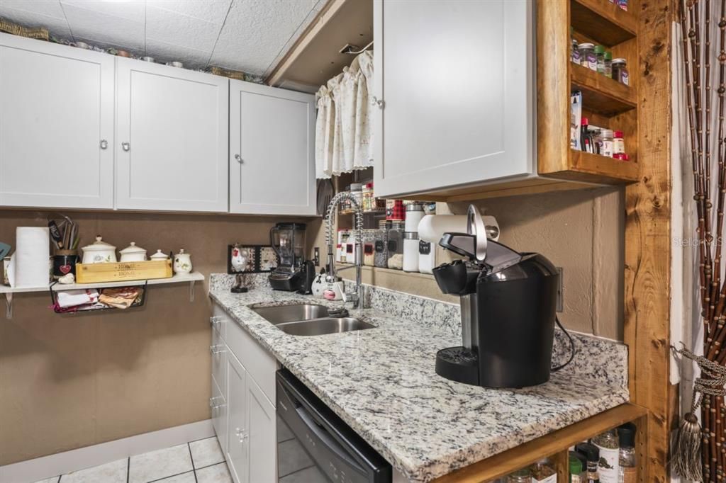 For Sale: $285,000 (2 beds, 1 baths, 976 Square Feet)