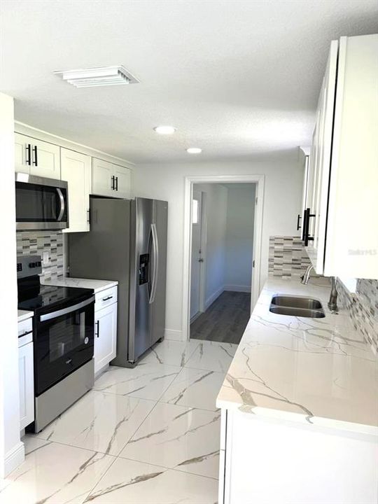 For Sale: $374,900 (2 beds, 1 baths, 1032 Square Feet)