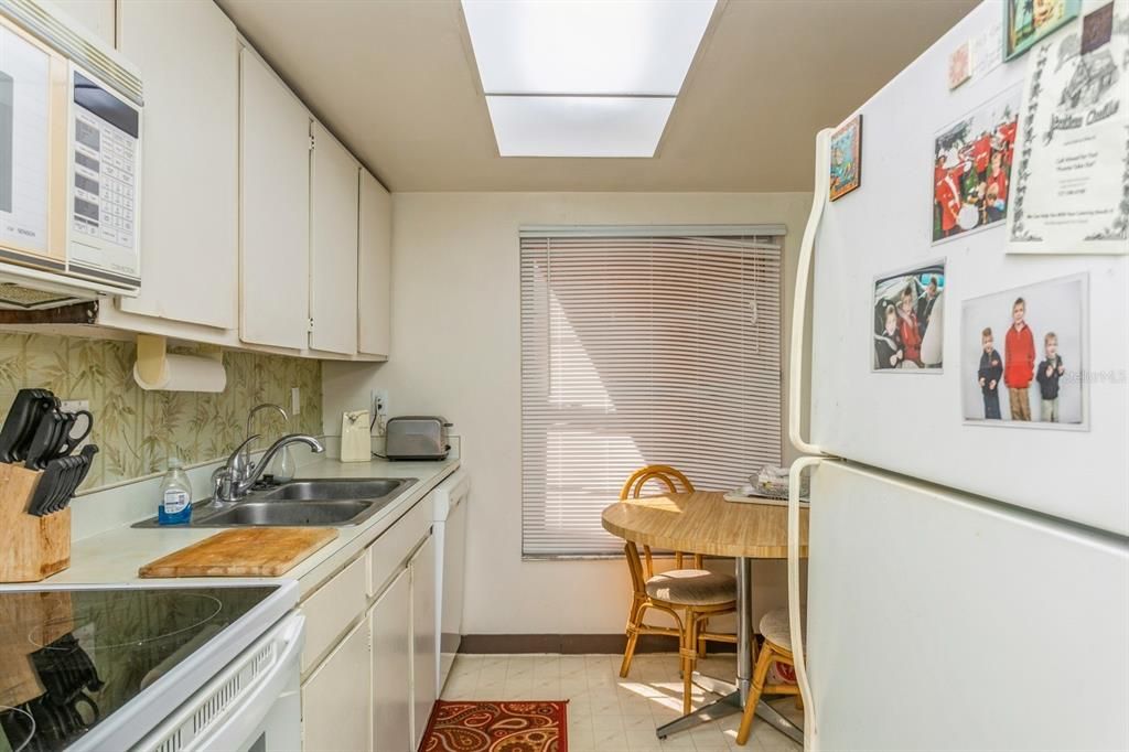 For Sale: $189,000 (2 beds, 2 baths, 987 Square Feet)