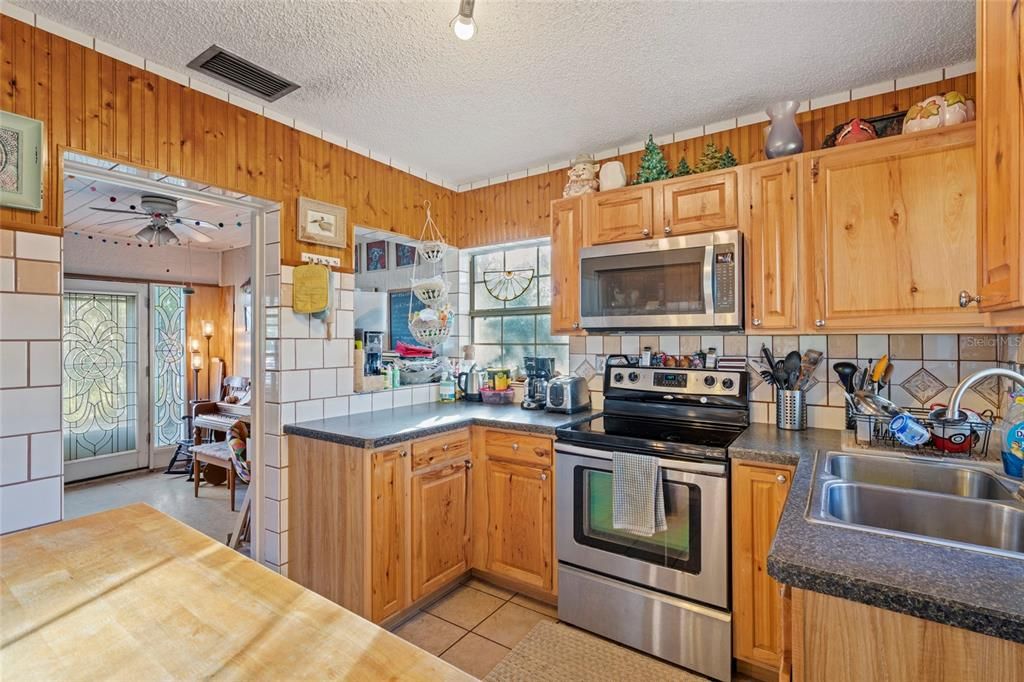 For Sale: $289,900 (2 beds, 1 baths, 964 Square Feet)