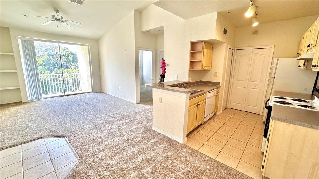 Active With Contract: $165,000 (1 beds, 1 baths, 672 Square Feet)