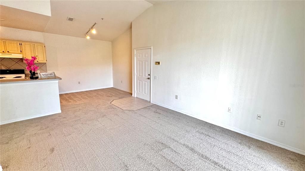 Active With Contract: $165,000 (1 beds, 1 baths, 672 Square Feet)